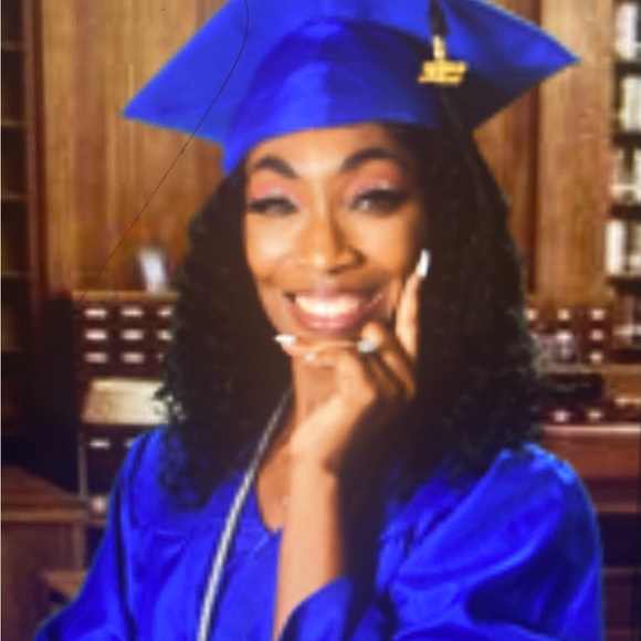 Meet your Posher, Danielle - Picture 2 of 2